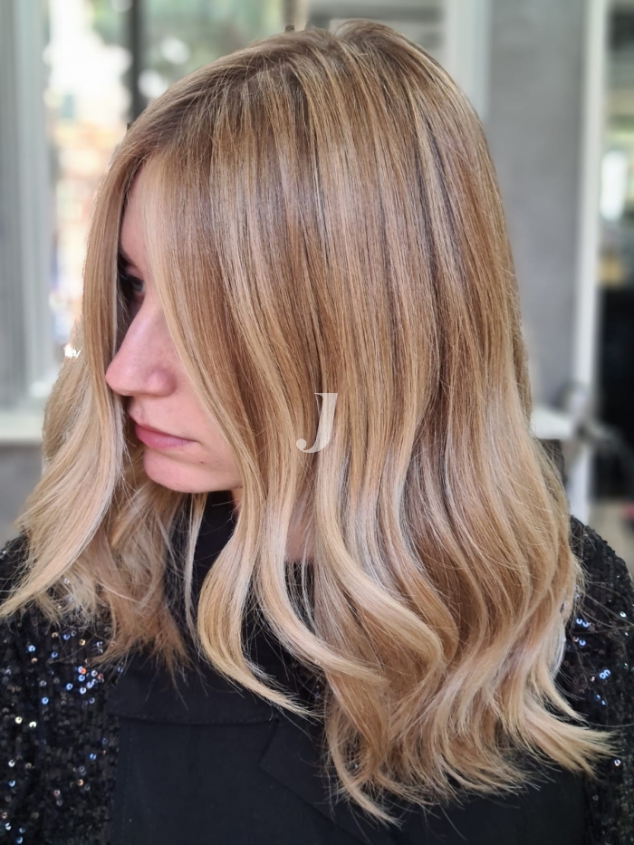 Foto di donna con capelli medi biondo chiarissimo dorato