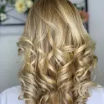 Foto di donna con capelli medi biondo chiarissimo dorato