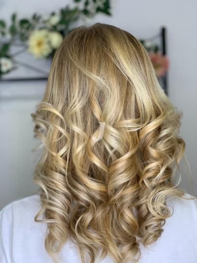 Foto di donna con capelli medi biondo chiarissimo dorato