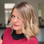 Foto di donna con capelli medi biondo chiarissimo dorato