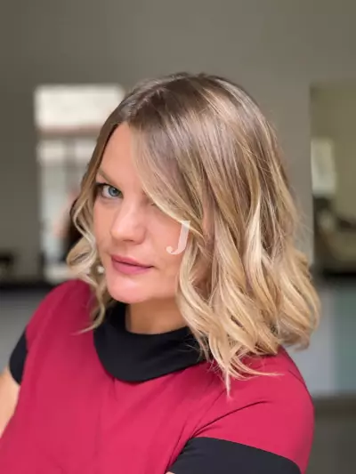 Foto di donna con capelli medi biondo chiarissimo dorato