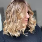 Foto di donna con capelli medi biondo chiarissimo dorato