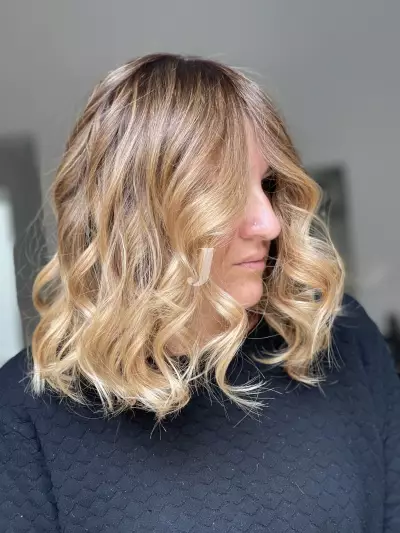 Foto di donna con capelli medi biondo chiarissimo dorato