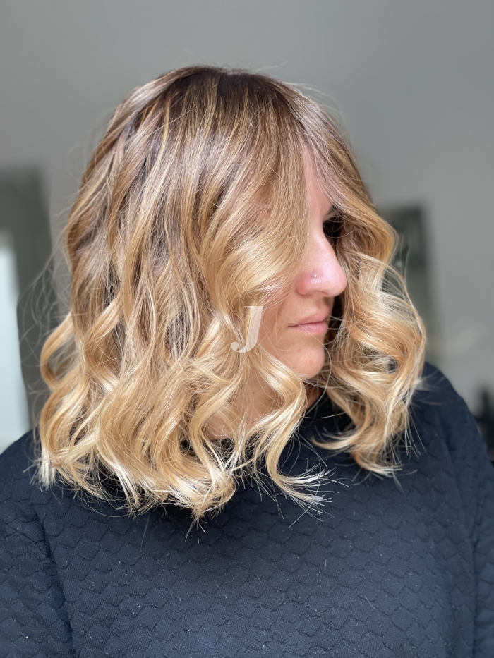 Foto di donna con capelli medi biondo chiarissimo dorato