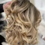 Foto di donna con capelli medi biondo chiarissimo dorato