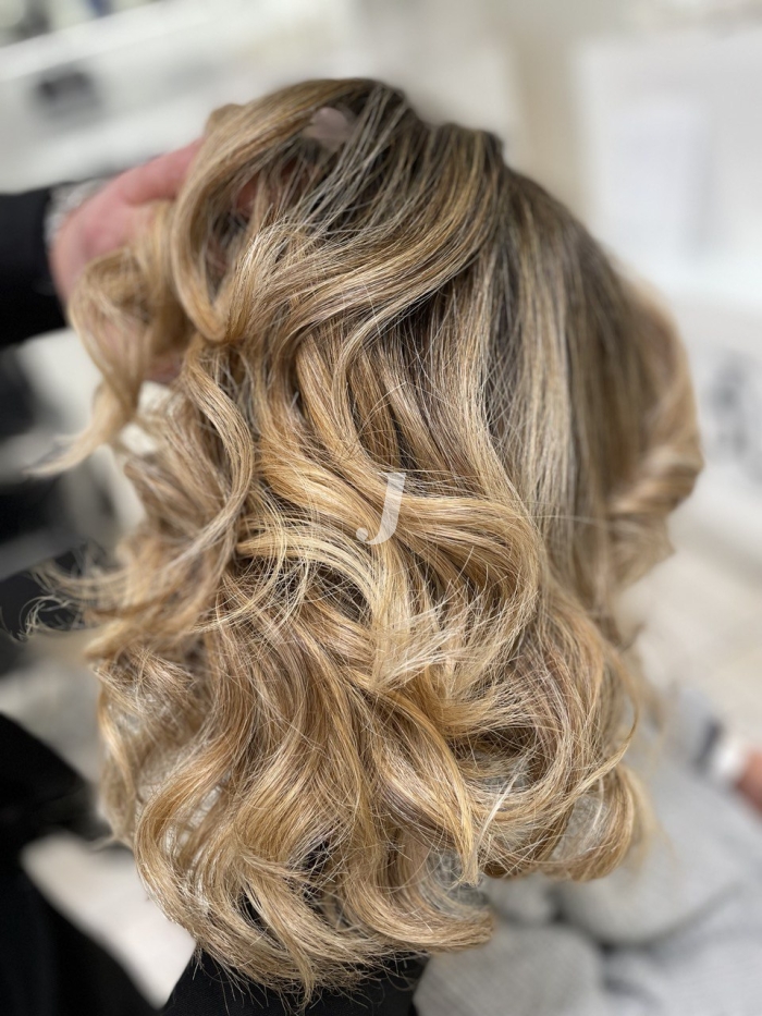 Foto di donna con capelli medi biondo chiarissimo dorato