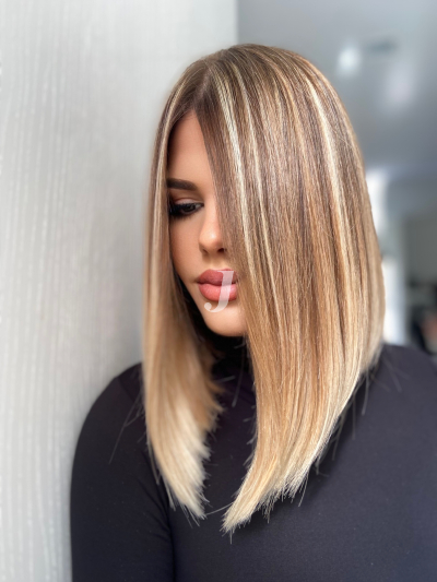 Foto di donna con capelli medi biondo chiarissimo dorato