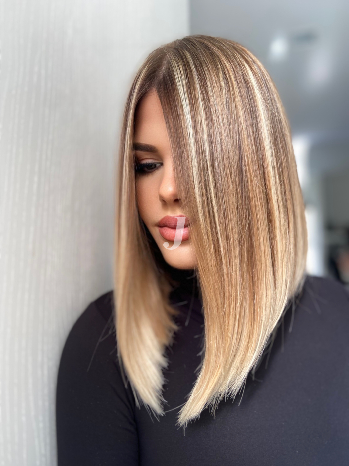 Foto di donna con capelli medi biondo chiarissimo dorato