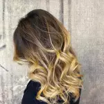 Foto di donna con capelli medi biondo chiarissimo dorato
