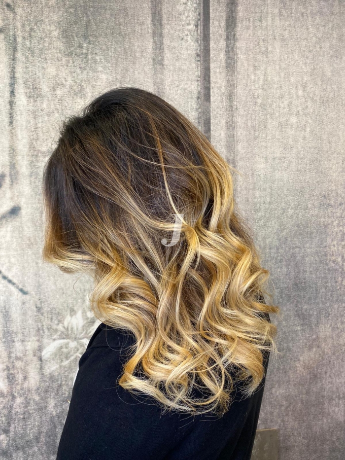 Foto di donna con capelli medi biondo chiarissimo dorato