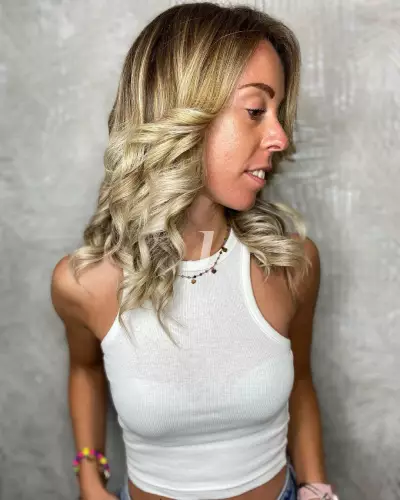 Foto di donna con capelli medi biondo chiarissimo dorato