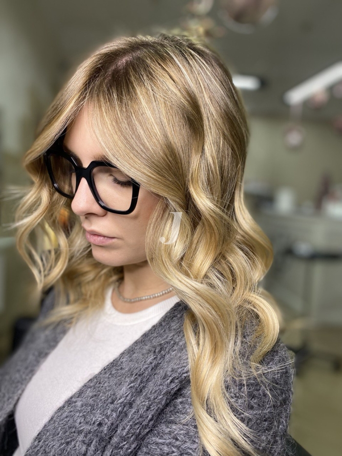 Foto di donna con capelli medi biondo chiarissimo dorato