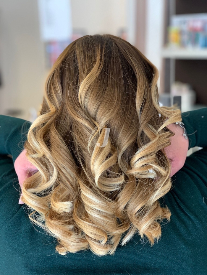 Foto di donna con capelli medi biondo chiarissimo dorato