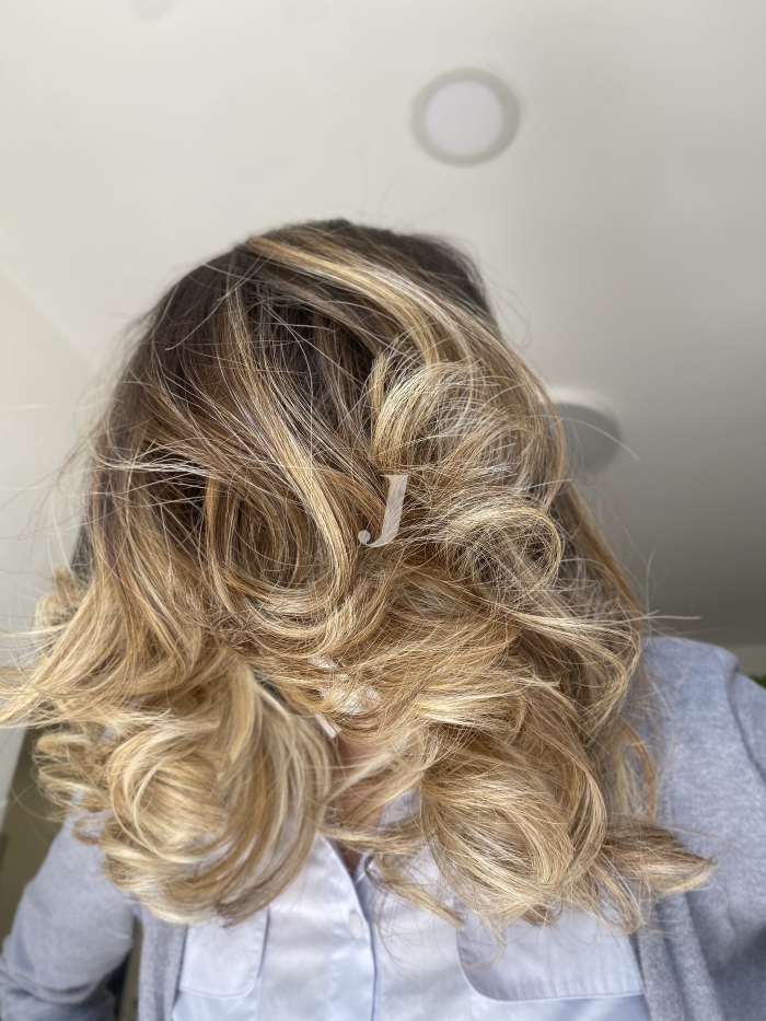 Foto di donna con capelli medi biondo chiarissimo dorato