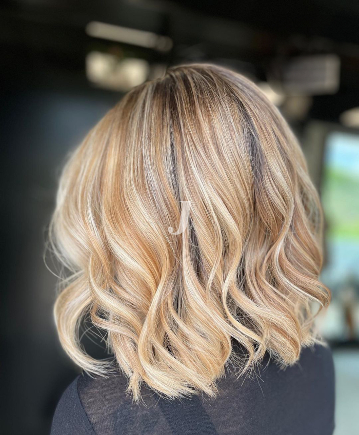Foto di donna con capelli medi biondo chiarissimo dorato