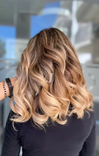 Foto di donna con capelli medi biondo chiarissimo dorato