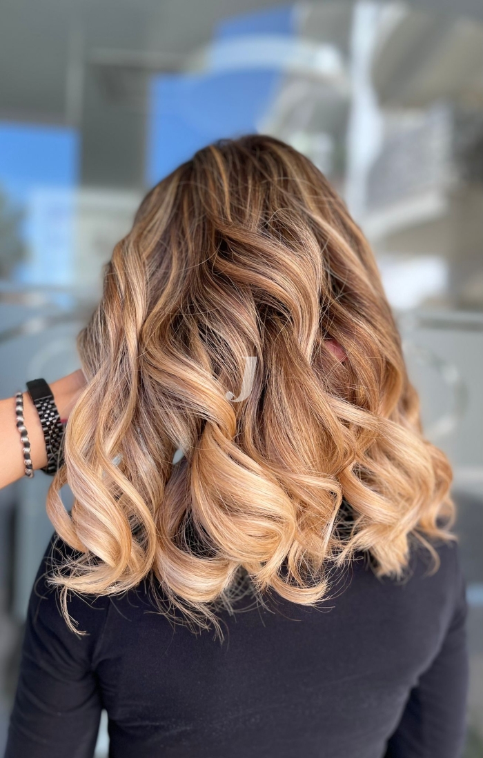 Foto di donna con capelli medi biondo chiarissimo dorato