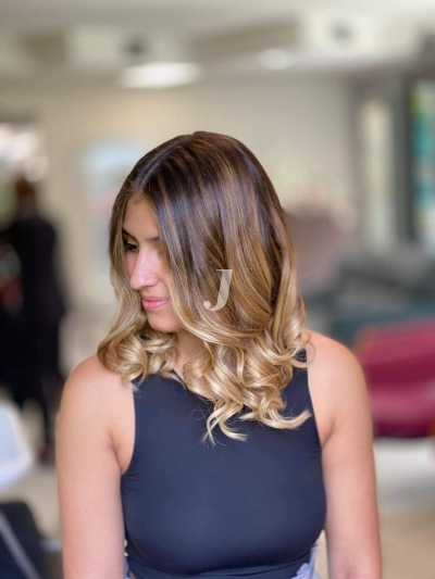 Foto di donna con capelli medi biondo chiarissimo dorato