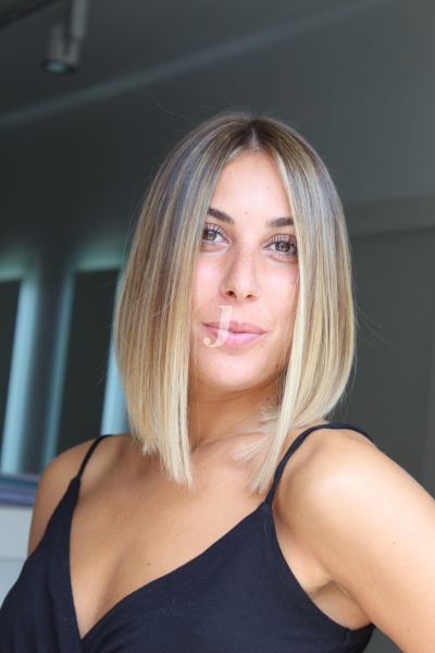 Foto di donna con capelli medi biondo chiarissimo dorato