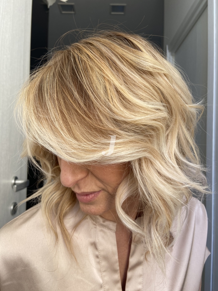 Foto di donna con capelli corti biondo chiarissimo dorato