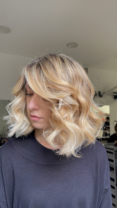 Foto di donna con capelli corti biondo chiarissimo dorato