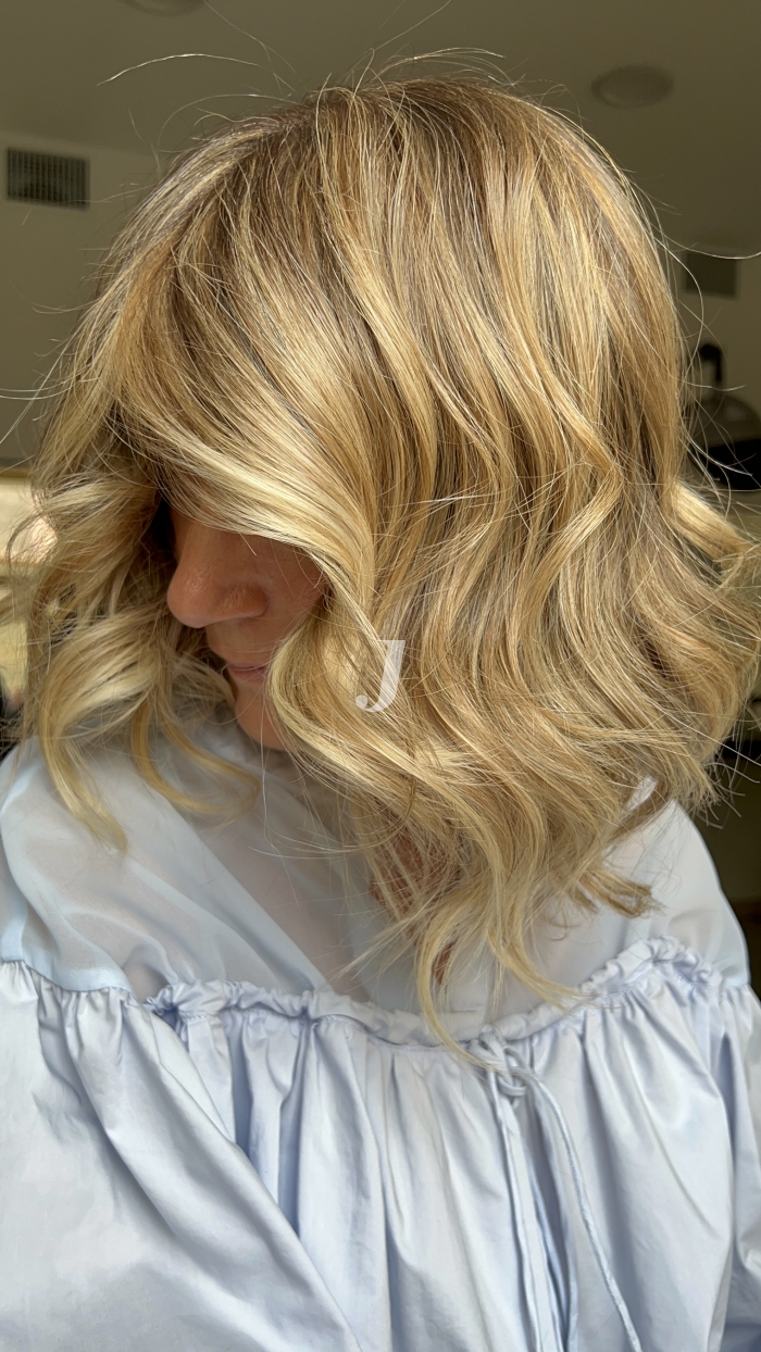 Foto di donna con capelli corti biondo chiarissimo dorato