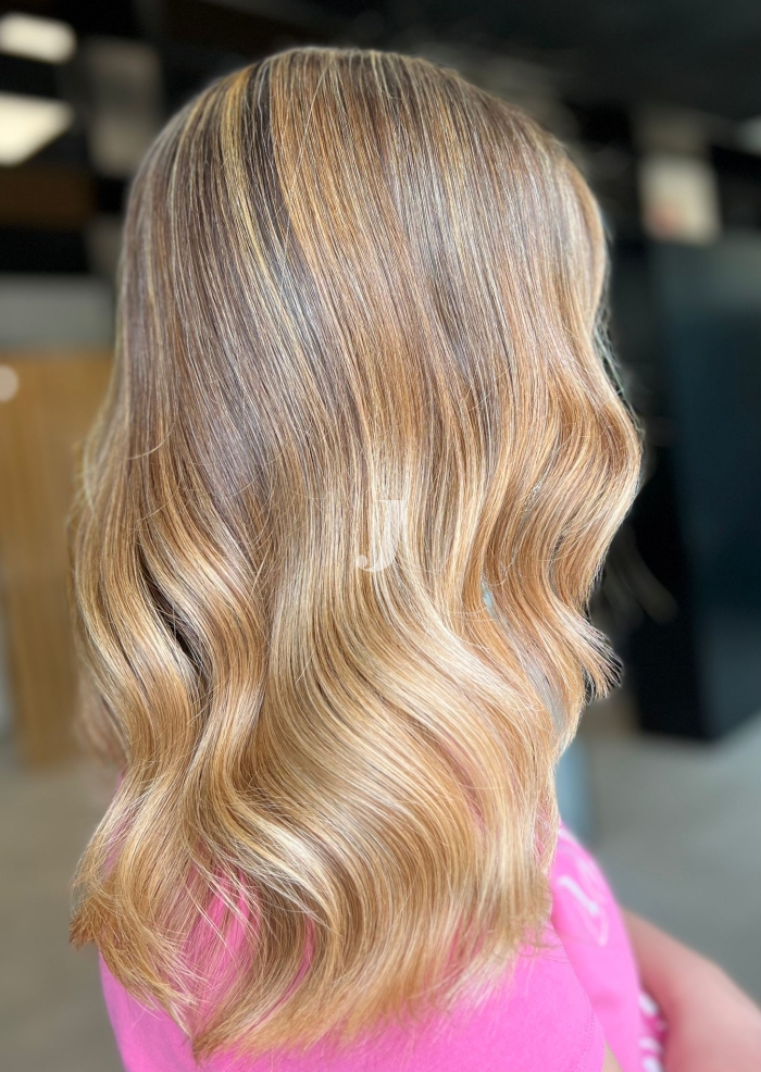 Foto di donna con capelli medi biondo chiarissimo dorato