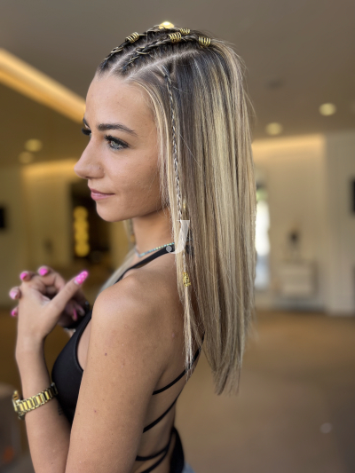 Foto di donna con capelli medi biondo chiarissimo dorato