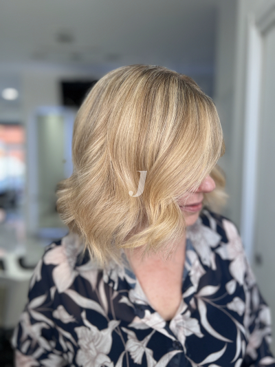 Foto di donna con capelli medi biondo chiarissimo dorato