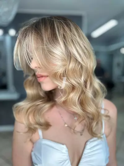 Foto di donna con capelli medi biondo chiarissimo dorato