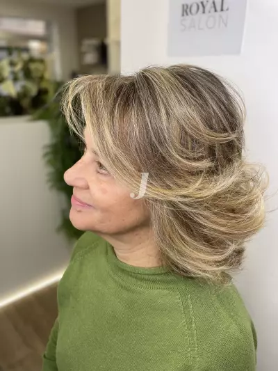 Foto di donna con capelli corti biondo chiarissimo dorato