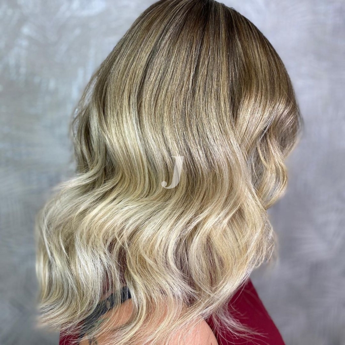 Foto di donna con capelli medi biondo chiarissimo cenere