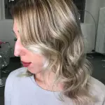 Foto di donna con capelli medi biondo chiarissimo cenere