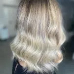 Foto di donna con capelli medi biondo chiarissimo cenere