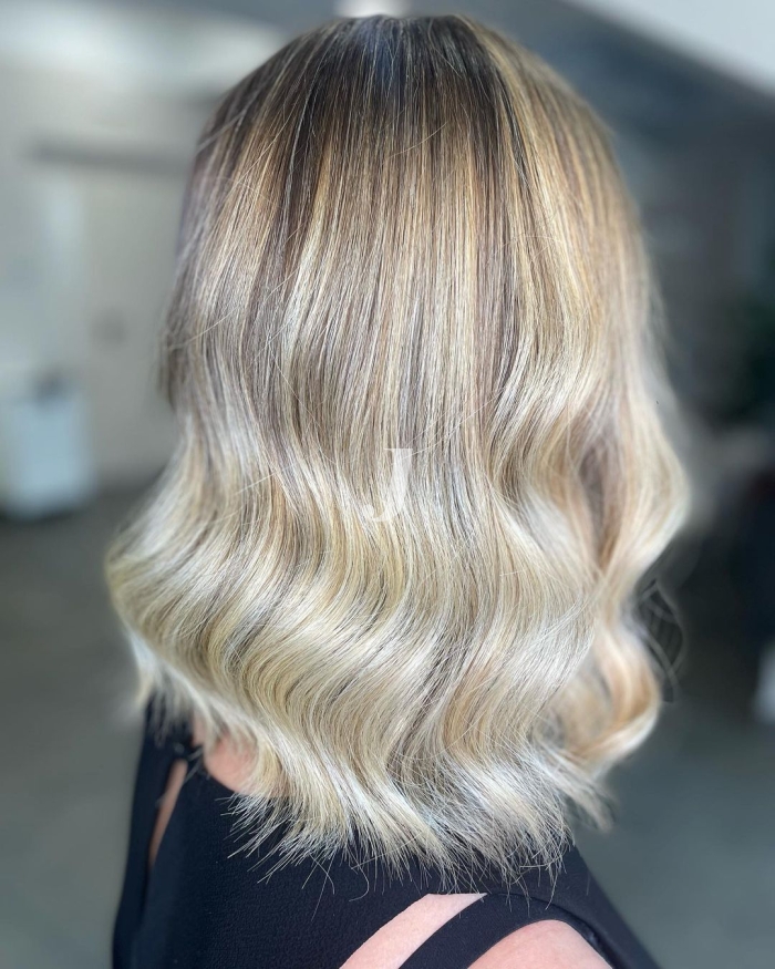 Foto di donna con capelli medi biondo chiarissimo cenere