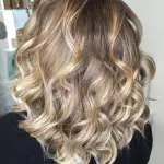 Foto di donna con capelli medi biondo chiarissimo cenere