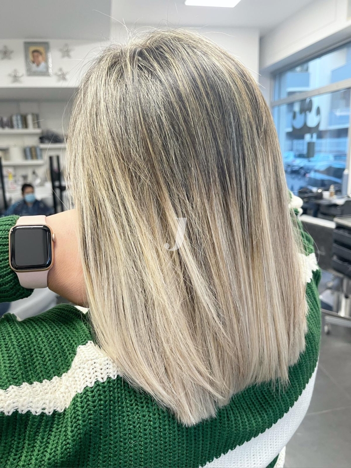 Foto di donna con capelli medi biondo chiarissimo cenere