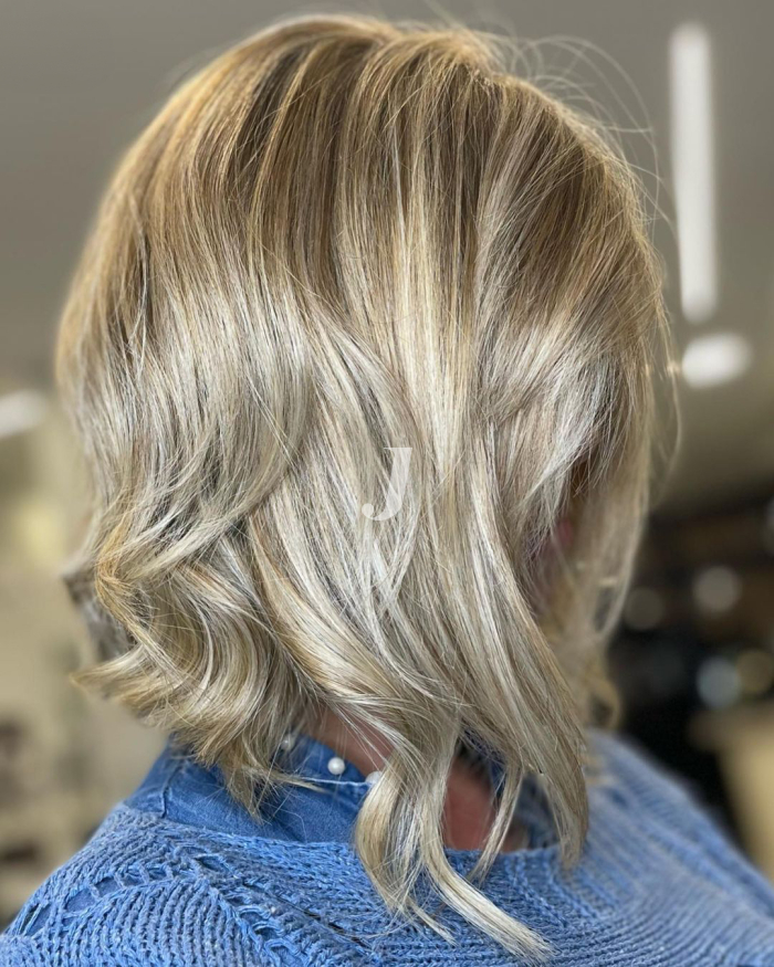 Foto di donna con capelli corti biondo chiarissimo cenere