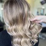 Foto di donna con capelli medi biondo chiarissimo cenere