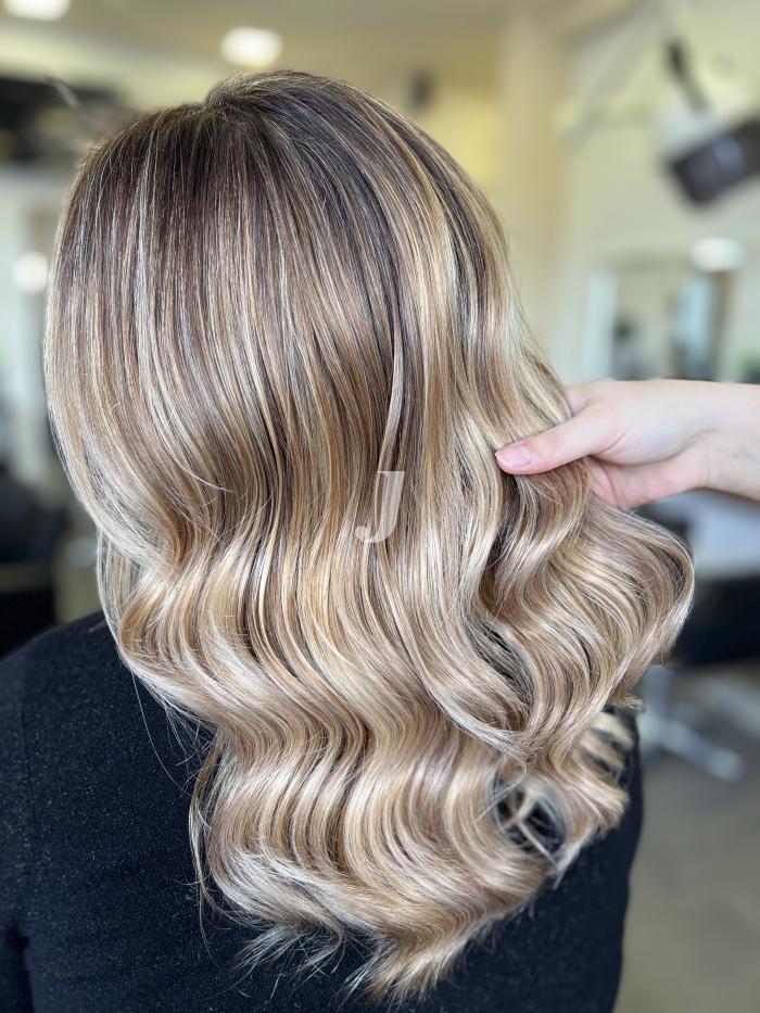 Foto di donna con capelli medi biondo chiarissimo cenere