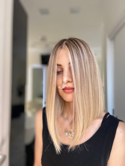 Foto di donna con capelli medi biondo chiarissimo cenere