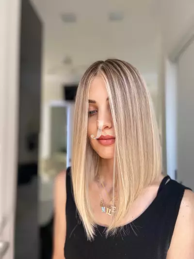 Foto di donna con capelli medi biondo chiarissimo cenere
