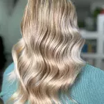 Foto di donna con capelli medi biondo chiarissimo cenere