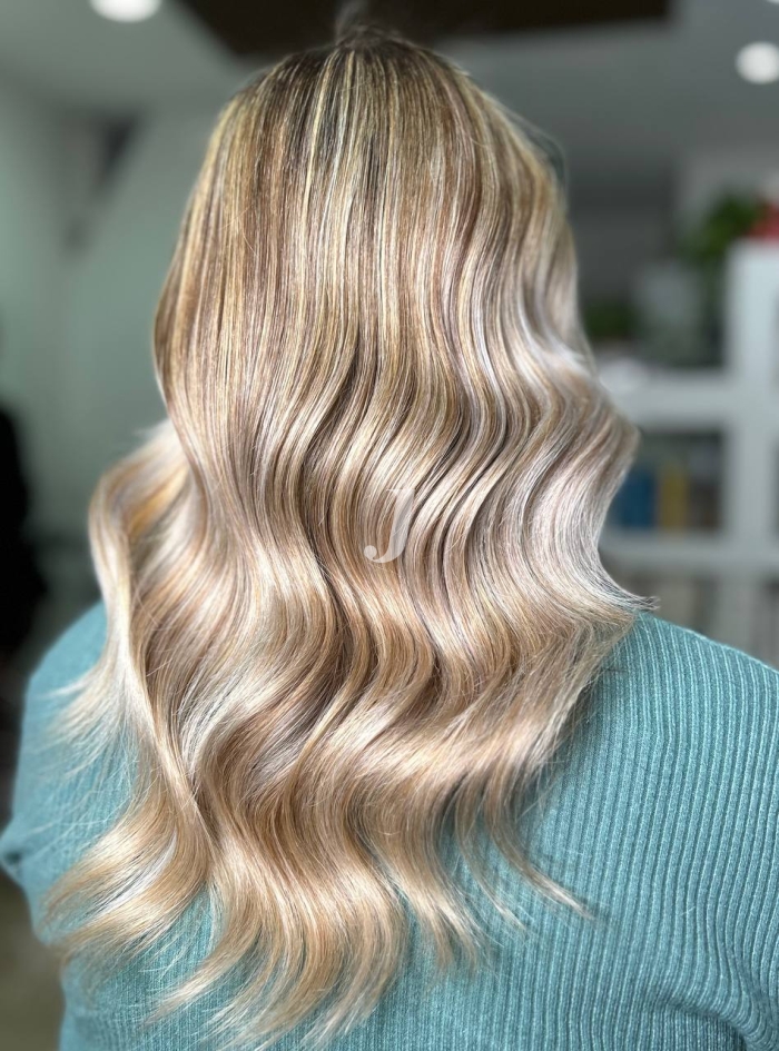 Foto di donna con capelli medi biondo chiarissimo cenere