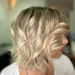 Foto di donna con capelli corti biondo chiarissimo cenere