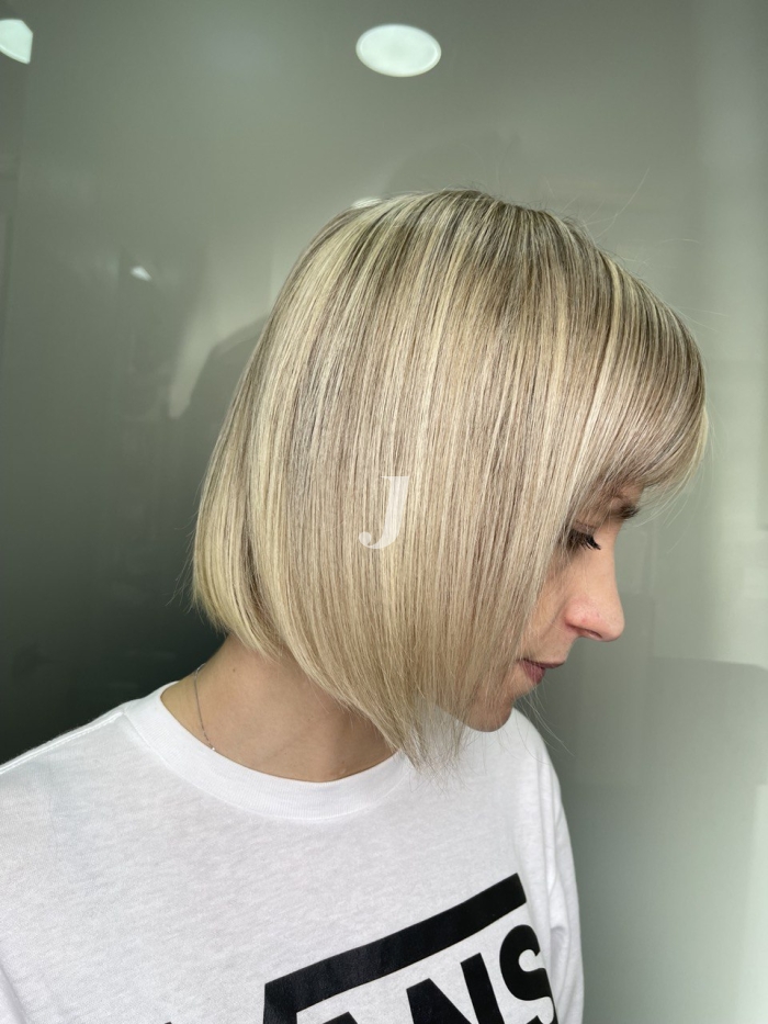 Foto di donna con capelli corti biondo chiarissimo cenere