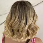 Foto di donna con capelli medi biondo chiarissimo perla