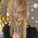 Foto di donna con capelli medi biondo chiarissimo perla