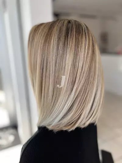 Foto di donna con capelli medi biondo chiarissimo perla