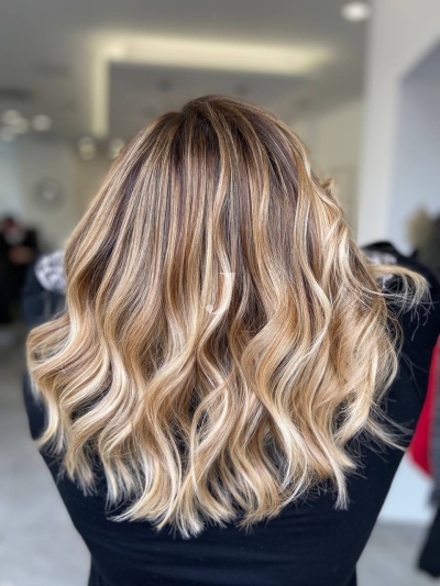 Foto di donna con capelli medi biondo chiarissimo perla